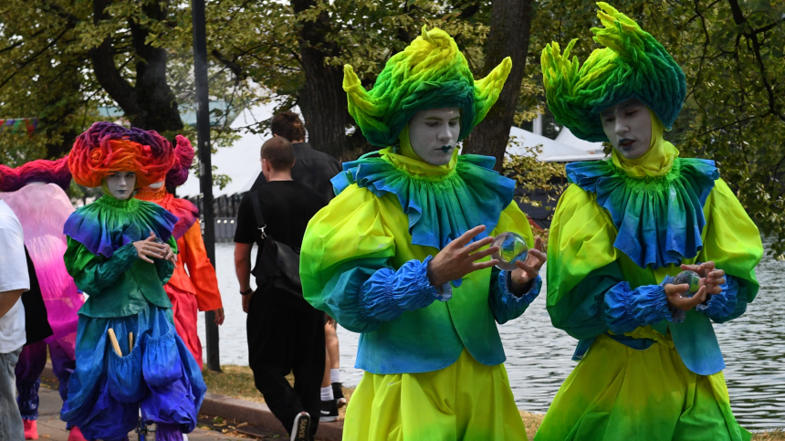 Около 900 спектаклей и мастер-классов прошли в июне в рамках фестиваля Театральный бульвар