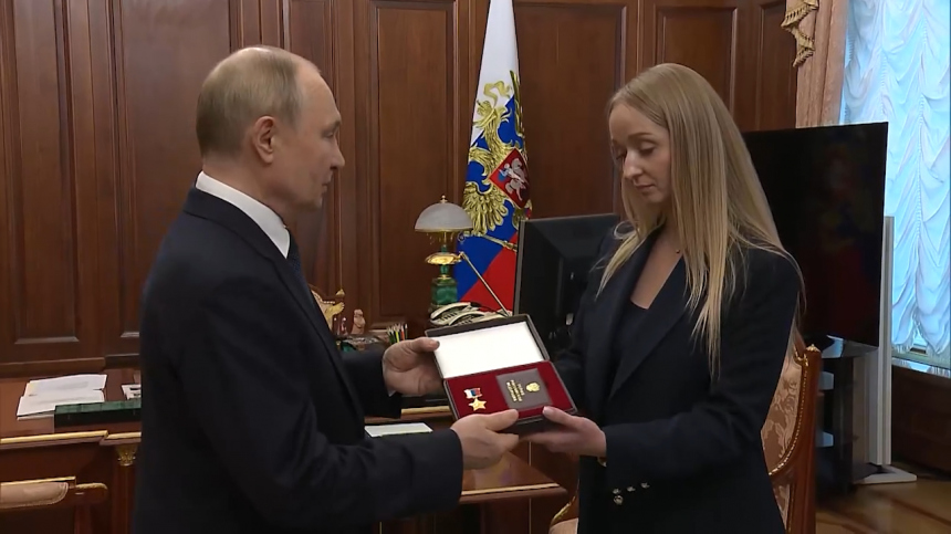 Путин вручил вторую медаль «Золотая Звезда» вдове генерал-майора Гудкова