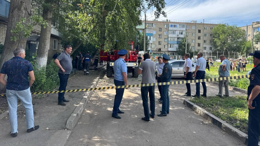 Возникший после взрыва пожар потушили в жилом доме в Саратовской области