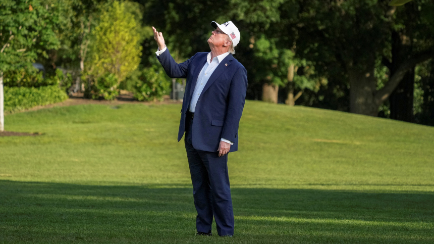 Трамп продлил приостановку повышенных в США тарифов на импорт до августа