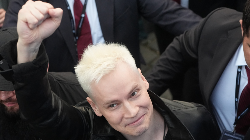 SHAMAN представил клип для «Интервидения» на фасаде кинотеатра «Октябрь»