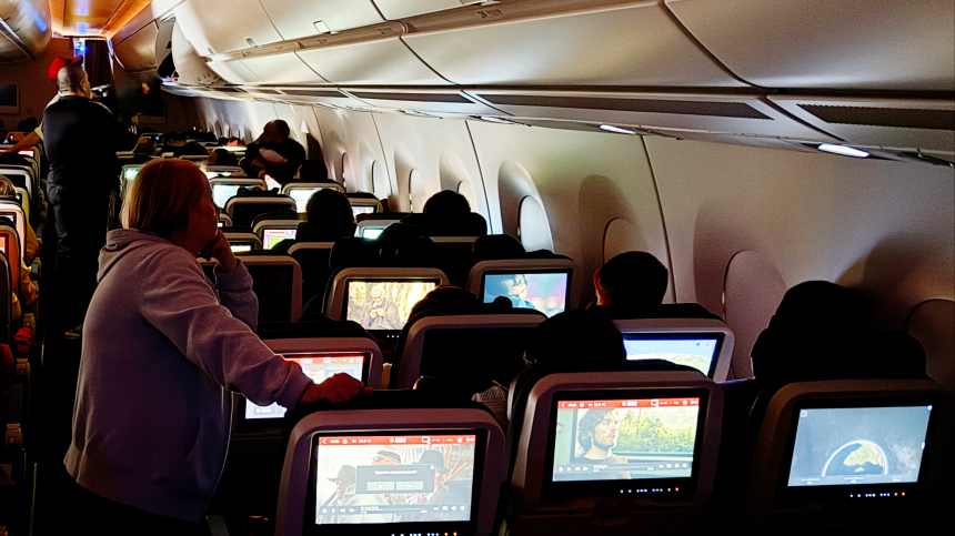 Встали с мест раньше остановки самолета: в Турции впервые оштрафовали пассажиров за спешку