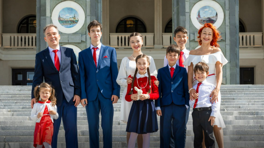 Собянин: 15 многодетных семей Москвы получили почетный знак Родительская слава