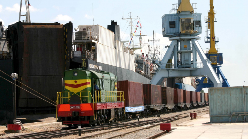 Обломки беспилотника ВСУ повредили судно в порту Оля в Астраханской области