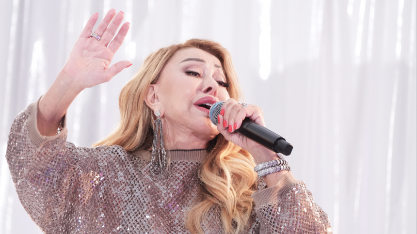 Успенская исполнила песню Поет гитара в рамках трибьюта Любэ