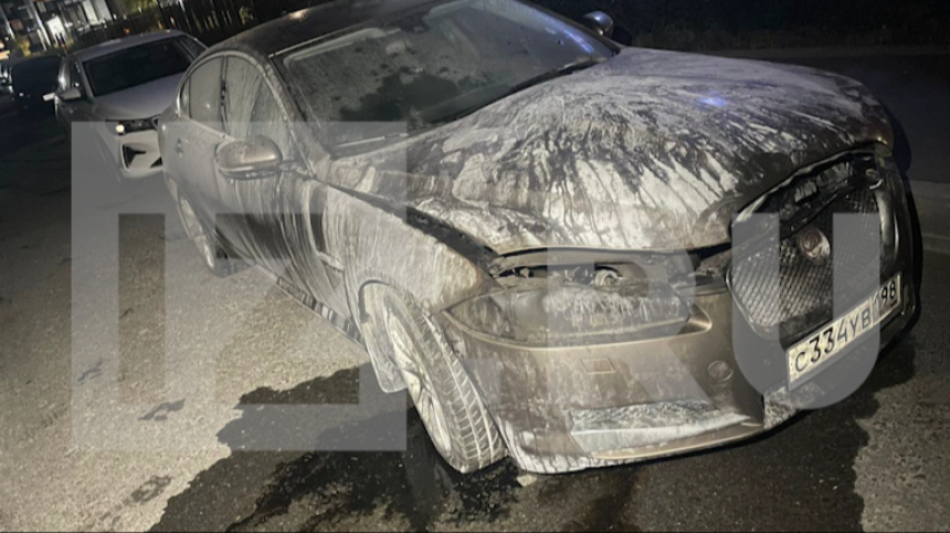 Кошка в огне: автомобиль Jaguar загорелся на эвакуаторе в Петербурге