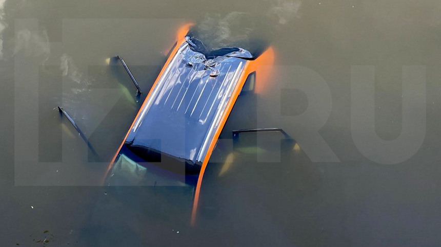 Автомобиль каршеринга упал в реку Яуза в Москве