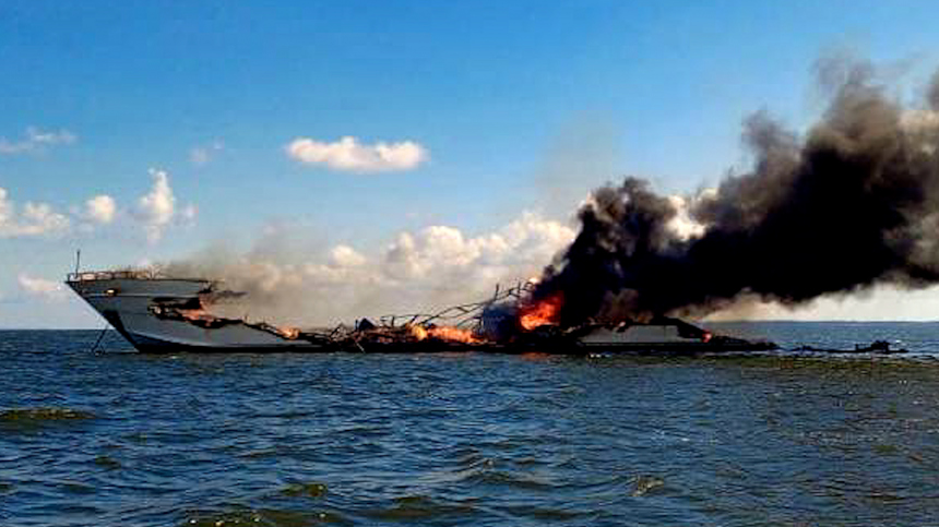 Все за борт: на Волге в Саратовской области сгорела яхта