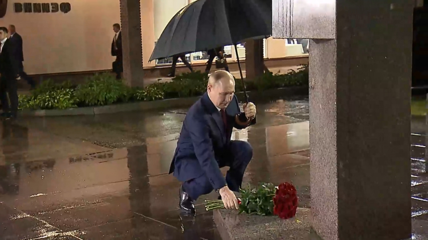 Путин возложил цветы к памятнику ученому-физику Юлию Харитону в Сарове