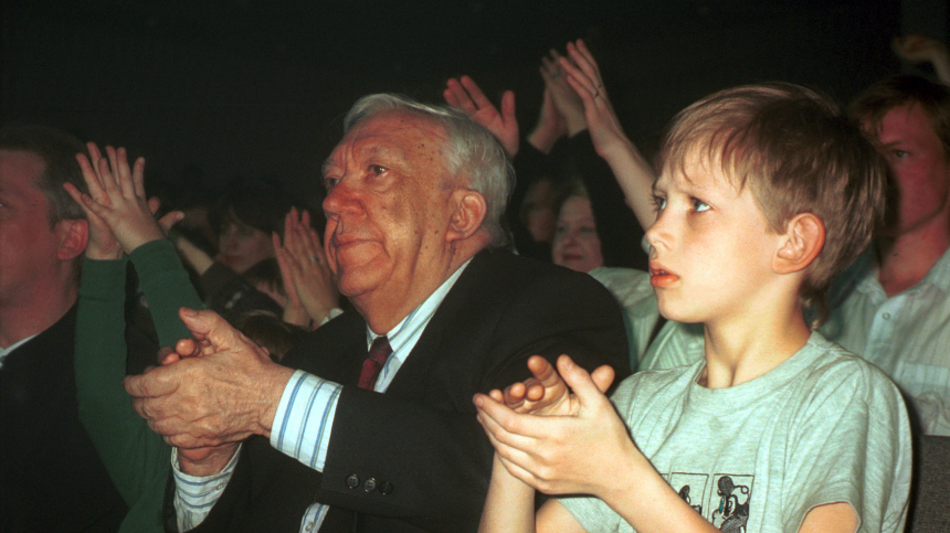 Младший внук Юрия Никулина побывал на его могиле: Сходство с дедом потрясает