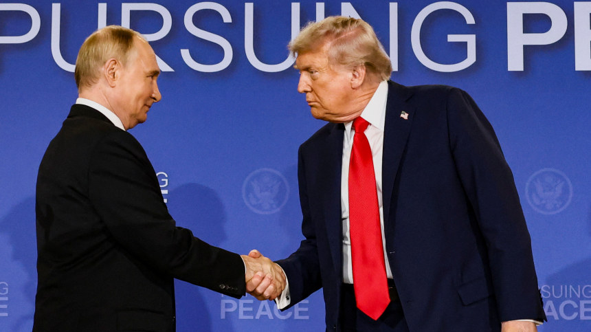 На руке Трампа заметили пятно тонального крема, скрывающего синяк