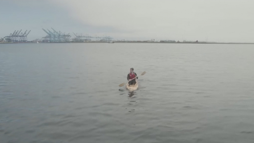 Американец сделал лодку из грибов и вышел на ней в океан