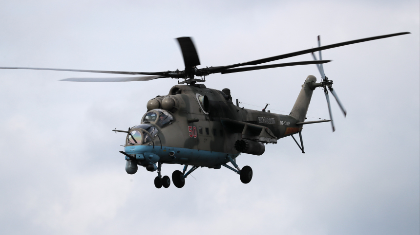 Вертолет Ми-35М ударил по боевикам ВСУ. Лучшее видео из зоны СВО