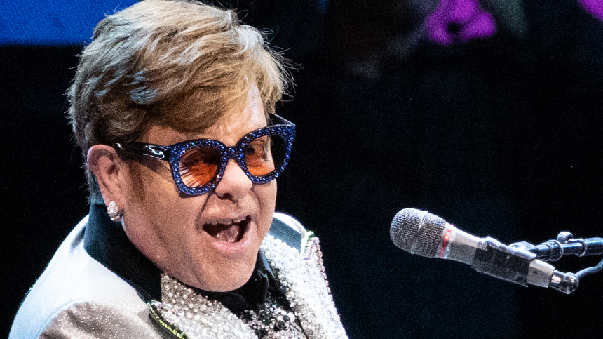 Весь в гипсе и стразах: Элтон Джон испугал фанатов фото из больницы