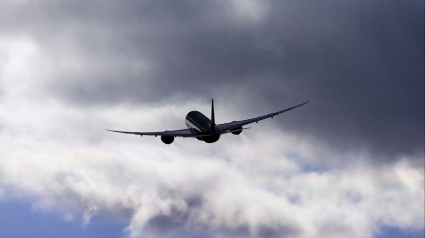 Пассажирский самолет столкнулся с метеоритом в США