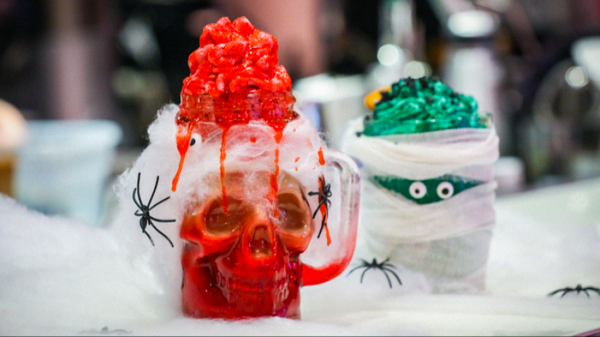 Пакет с кровью, матча-мозги и болото с червями: рецепты напитков на Хэллоуин