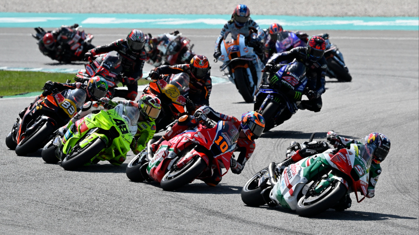 Гран-при Малайзии по мотогонкам стартовал с жесткой аварии