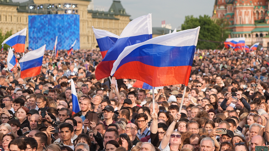 Огонь и сила: восемь из десяти россиян гордятся тем, что являются гражданами РФ