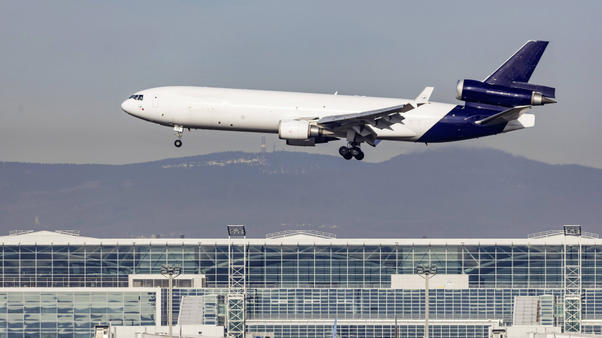 Грузовой самолет MD-11 разбился у аэропорта Луисвилла в Кентукки