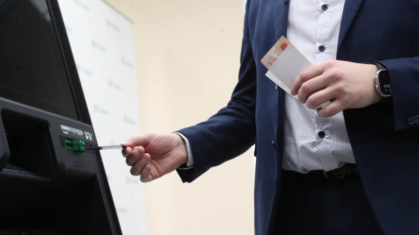 Госдума до конца года примет закон об ограничении числа банковских карт на одного человека