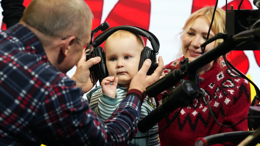 Привет, Аристарх!: как вежливый малыш объединил Россию в самом добром флешмобе