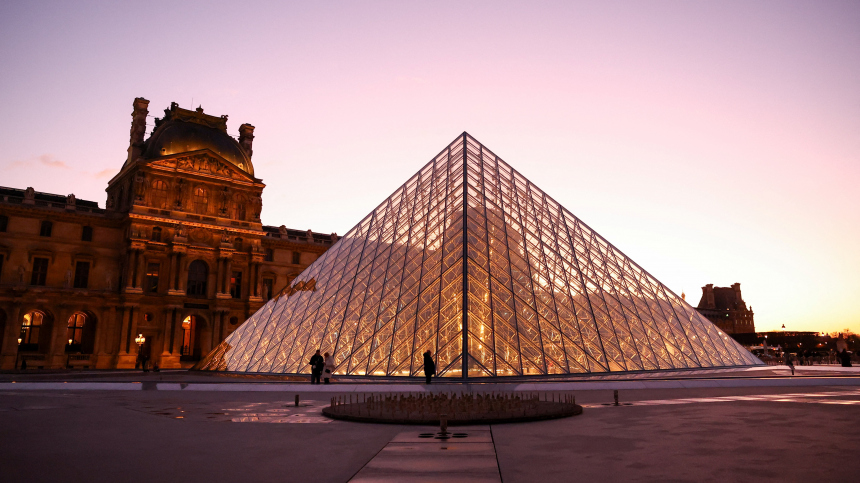 Пранк вышел из-под контроля: блогеры повесили свой шедевр в Лувре