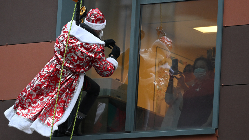 Праздник для детей в больницах: как спасатели-Деды Морозы исполняют мечты