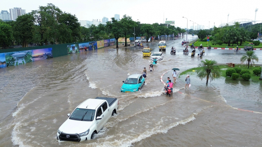 Группа россиян застряла на мосту во Вьетнаме из-за мощнейшего наводнения