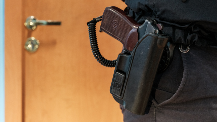 В московском ТЦ подросток с ножом напал на охранника и двоих полицейских