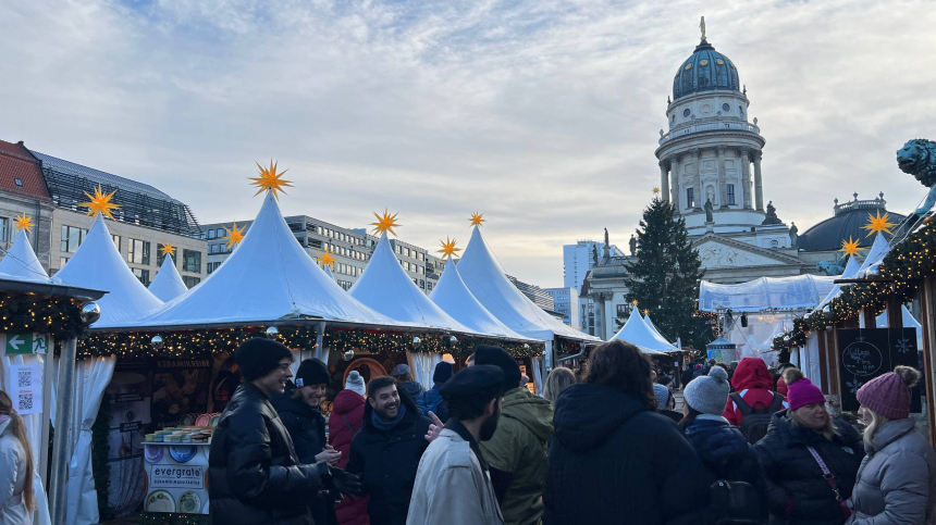 За бетонной стеной: почему рождественские ярмарки в Германии похожи на гетто