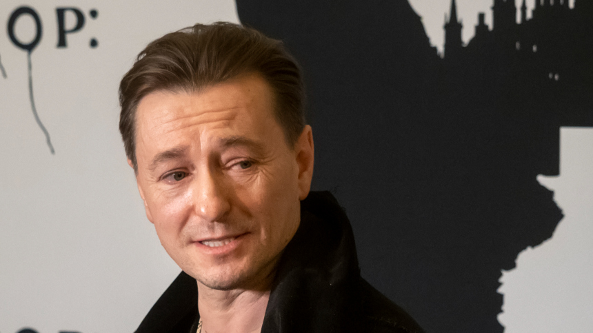 Сергей Безруков через суд потребовал запретить продажу масок с его лицом