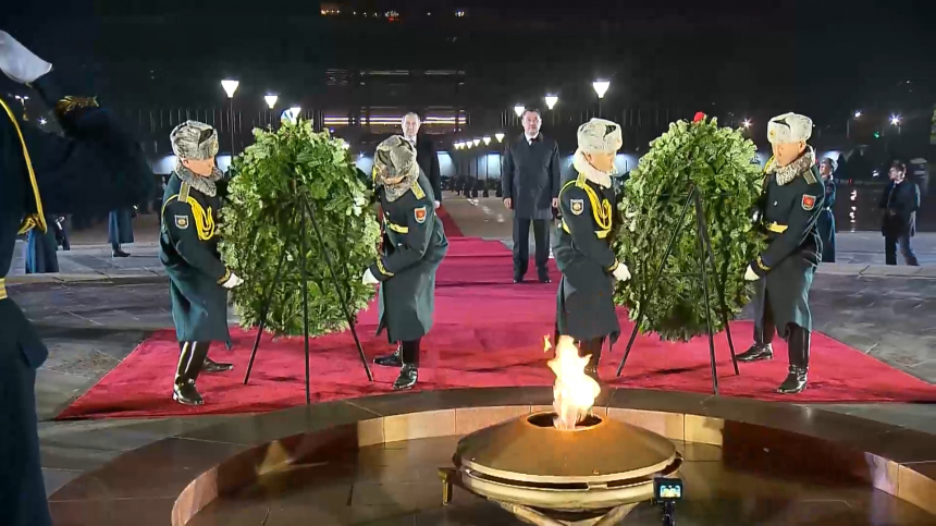 Владимир Путин и Садыр Жапаров возложили венки к Вечному огню в Бишкеке