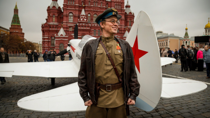 Не хотел вылезать: звезда фильма Есть только МиГ Даниил Попов о съемках в самолете