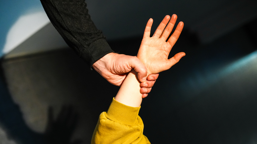 Делал это во сне: мужчина 10 лет насиловал жену и оправдывался сексомнией