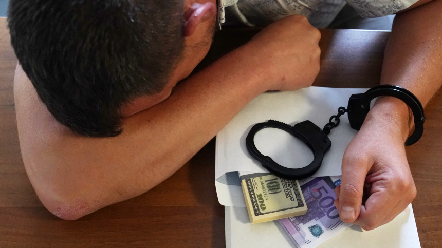 Расшатает во все стороны: Песков о коррупционном скандале на Украине