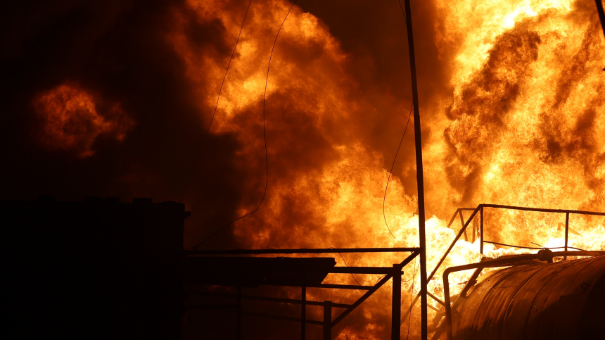 На нефтезаводе в Краснодарском крае начался пожар после атаки украинских БПЛА