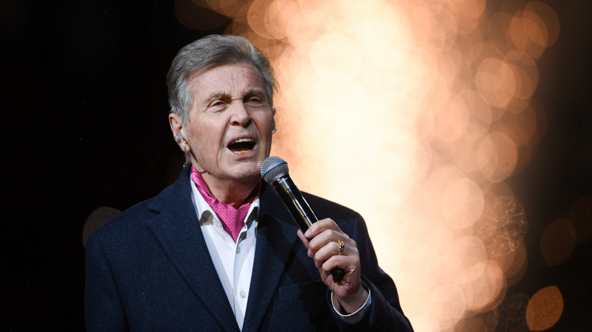 Певица Зара: россияне воспринимают День Победы только в исполнении Лещенко и Кобзона