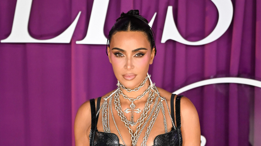 Новая теория заговора: Ким Кардашьян тайно вживляет чипы в мозг ничего не подозревающих американцев