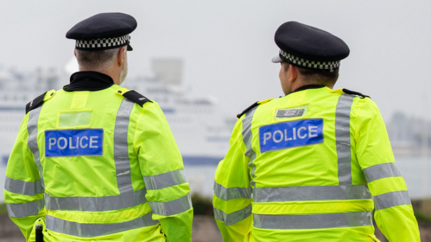 Женщина занялась сексом у входа в торговый центр на глазах у прохожих