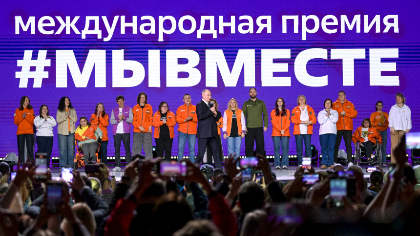 Помощь ближнему у нас в крови: Путин наградил лучших волонтеров России