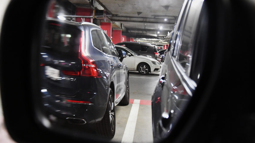 Ловушка за четыре миллиона: с машино-места москвича невозможно выйти из авто