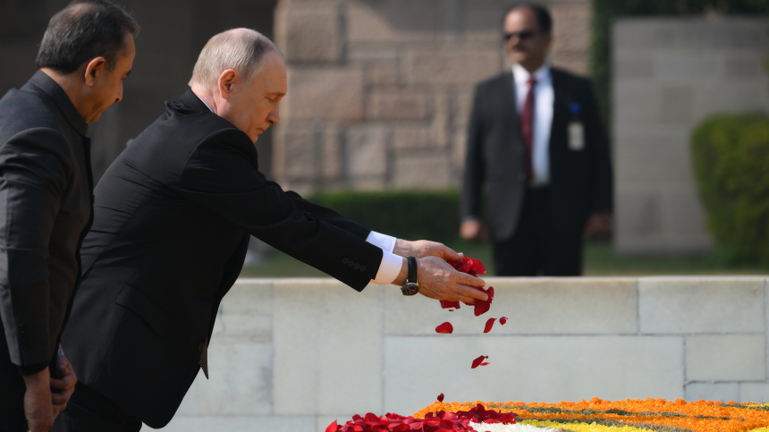 Путин возложил венок к мемориалу Махатмы Ганди в Нью-Дели