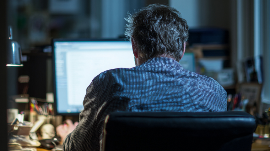 Спина постепенно слабеет: россиянам рассказали, как избавиться от сутулости