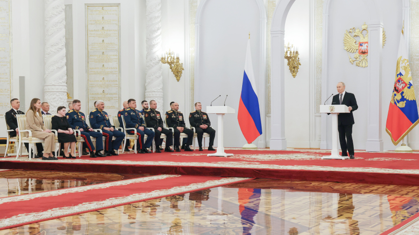 Путин пообщался с героями России после церемонии награждения