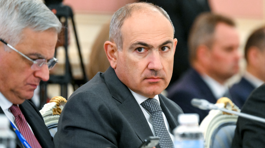 Премьер-министр Армении Никол Пашинян прилетел в Россию