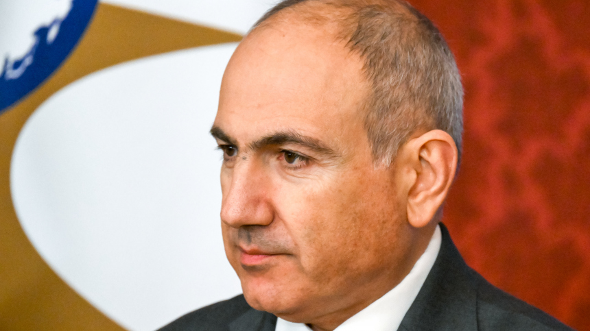 Звезда соцсетей: Пашинян прокатился на велосипеде по зимней Москве