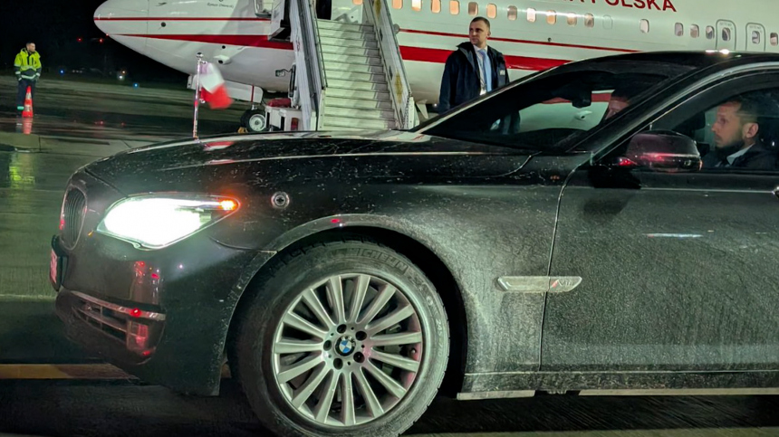 Помой меня: президенту Польши подали грязную машину в аэропорту Риги