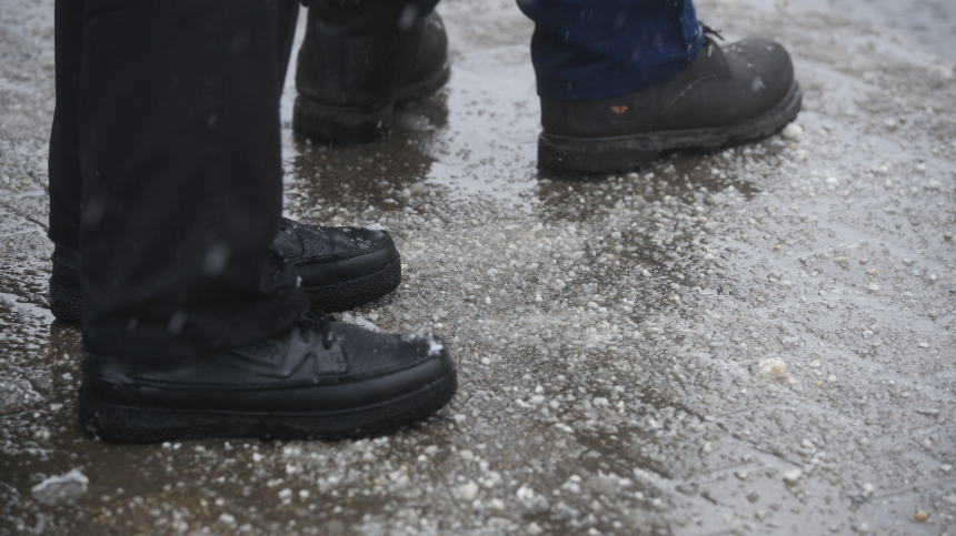 Можно не выбрасывать: как спасти обувь от реагентов зимой