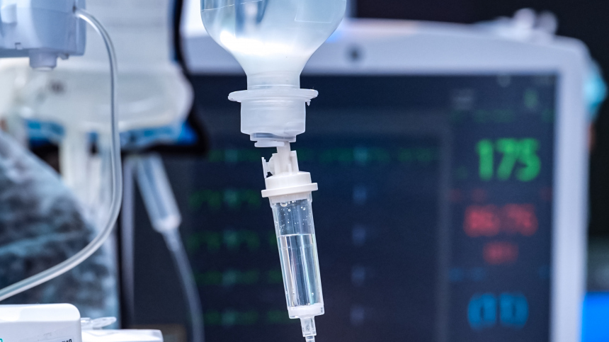 Спасатели передали врачам пилота и пассажира упавшего в Подмосковье самолета