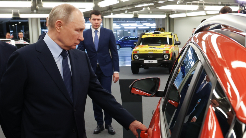 Песков: Путин любит водить автомобиль